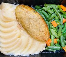 Шницель рыбный с картофельным пюре и стручковой фасолью