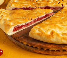 Пирог с вишней и яблоком