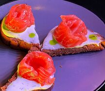 Брускетта с лососем