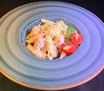 Пенне с лососем