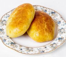 Пирожок с луком и яйцом