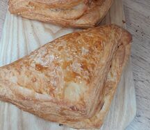 Слойка с сыром и ветчиной