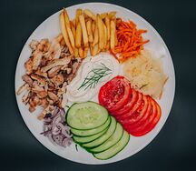 Шаурма на тарелке с курицей