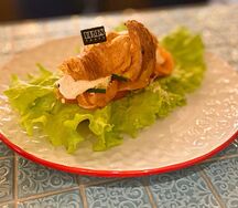 Круассан Цезарь с семгой