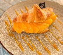 Сладкий круассан персиковый