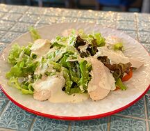 Теплый салат с куриной грудкой гриль