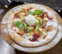 Сладкая пицца с брусникой и яблоками