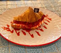 Сладкий круассан малиновый