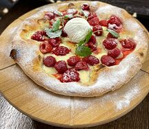 Сладкая пицца с маскарпоне и малиной