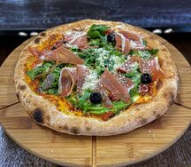 Пицца с прошутто и микс-салат