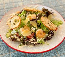 Салат Цезарь с креветками