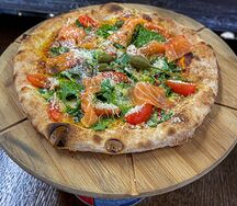 Пицца с семгой и миксом салатов