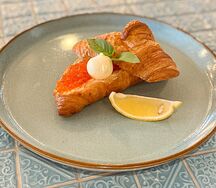 Круассан с лососевой икрой