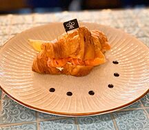 Круассан со слабосоленой семгой