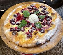 Сладкая пицца с маскарпоне и вишней