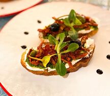 Брускетта с вялеными томатами