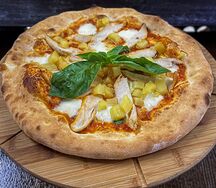 Пицца с курицей и ананасами