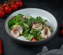 Микс-салат с курицей и сладким чили