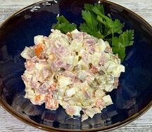 Салат Оливье с ветчиной
