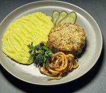Мясная котлета с картофельным пюре, огурчиком и луком