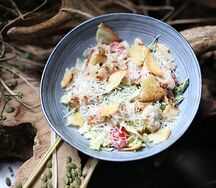 Салат Цезарь с курицей