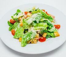 Салат Цезарь с курицей