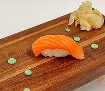 Суши с лососем