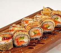 Горячий ролл с лососем спайси