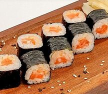 Мини-ролл с лососем спайси