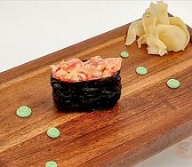 Гункан с тунцом спайси