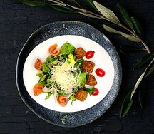 Салат с семгой и сыром бри