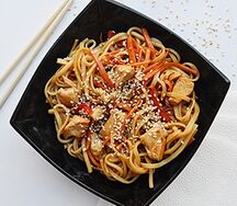 Удон с курицей и овощами