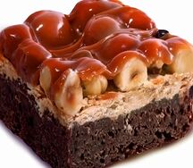 Брауни с карамелью и фундуком