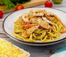 Паста с курицей и овощами