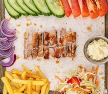 Шаурма на тарелке с картофелем фри и свининой