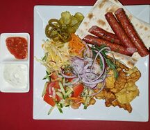 Супер хот-дог на тарелке