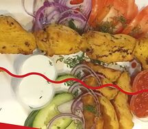 Шашлык куриный на углях с гарниром и салатом