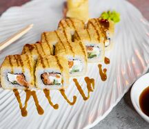 Ролл с лососем в темпуре