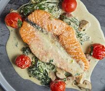 Лосось со шпинатом