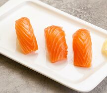 Суши с лососем