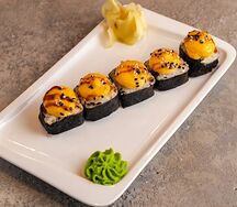 Горячий ролл с лососем