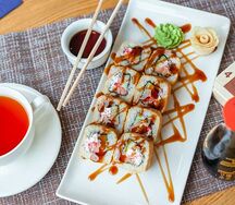 Ролл с салатной креветкой в темпуре