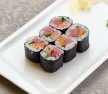 Мини-ролл с лососем, тунцом и базиликом