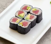 Мини-ролл с тунцом и авокадо