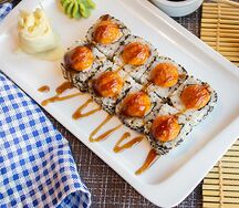 Острый ролл с лососем