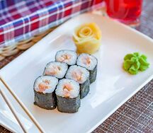 Мини-ролл с салатной креветкой