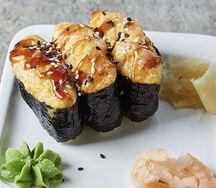 Суши запечённые с салатной креветкой