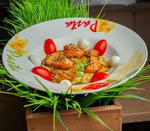 Деревенский салат с лососем