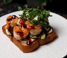 Бриошь с яйцом пашот и креветками 