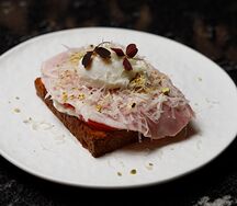Бриошь с яйцом пашот и окороком